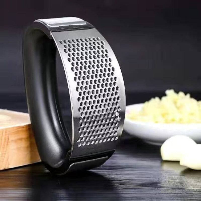 Compact garlic press kitchen tool for food preparation