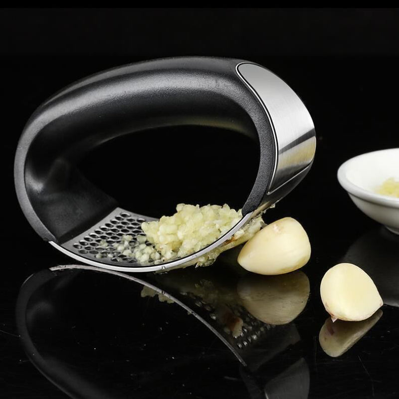 Manual garlic press and mincer kitchen tool